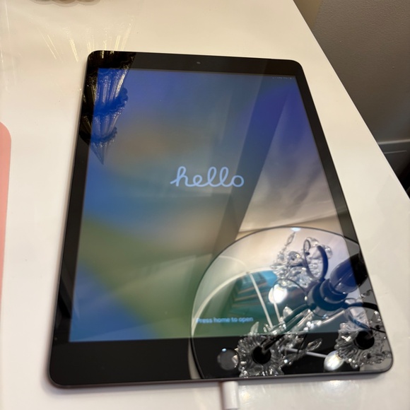 iPad 8th Generation 32GB WiFi + Cellular - Picture 2 of 4